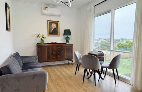 Hawthorn East House | Stylish Family Holiday Home close to CBD - Camberwell Market - Chadstone
