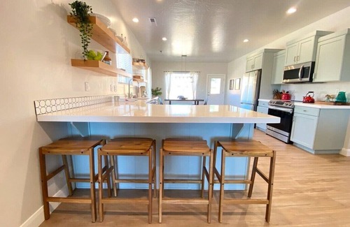 Kanab House | Stylish Family Home in Kanab just 40 Mins to Zion National Park!