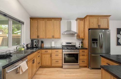 Oak Creek House | Stylish Family Retreat w/Patio, & Game Console in Heart of Lake Oswego’s Westlake Neighborhood