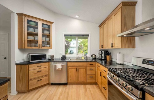 Oak Creek House | Stylish Family Retreat w/Patio, & Game Console in Heart of Lake Oswego’s Westlake Neighborhood
