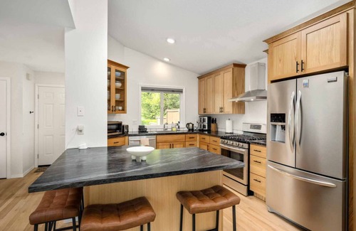 Oak Creek House | Stylish Family Retreat w/Patio, & Game Console in Heart of Lake Oswego’s Westlake Neighborhood