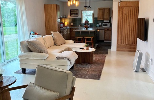 Linwood Other | STYLISH FARMHOUSE AC + LAWNCAREn7 MIN TO BAY CITYnCONVENIENT TO MAJOR SHOPPING
