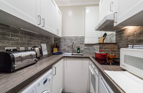 Brondesbury Park Apartment | Stylish Flat 12 minutes (tube)to Oxford Street ,Central London,sleeps 6,parking.