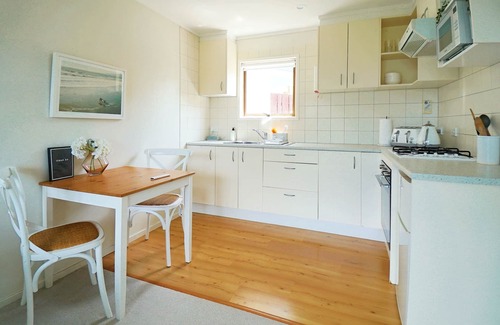 Browns Bay House | Stylish Flat 2 Mins Walk To Beach