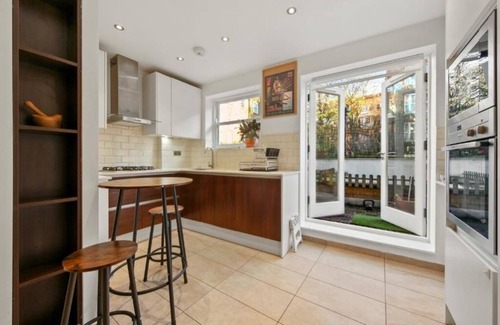 St. Pancras and Somers Town Apartment | Stylish Flat | 5 min Walk Euston & Camden Sleeps 6