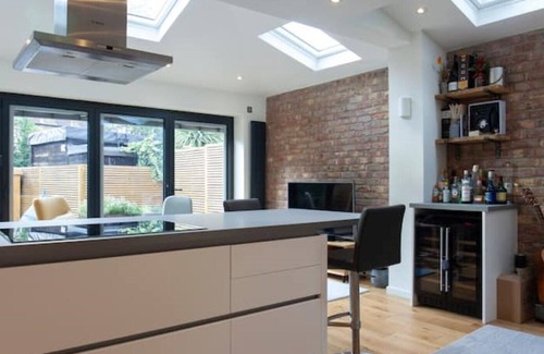 Tooting Apartment | Stylish Flat Near Wimbledon With Garden + Parking