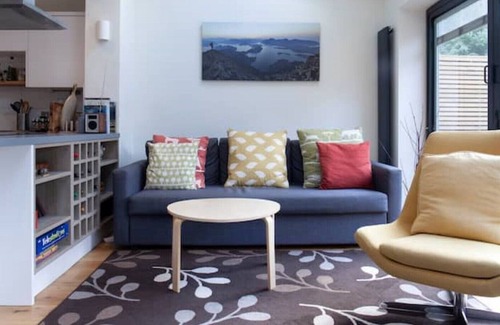 Tooting Apartment | Stylish Flat Near Wimbledon With Garden + Parking