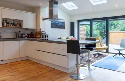 Tooting Apartment | Stylish Flat Near Wimbledon With Garden + Parking