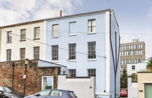 Clifton Apartment | Stylish Flat on Beautiful Clifton Street, Parking