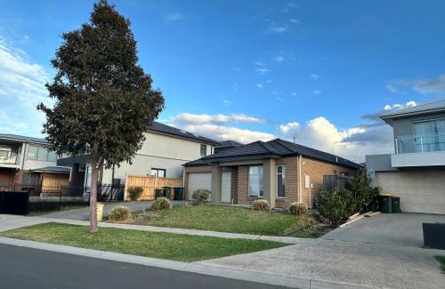 Point Cook House | Stylish four bedroom family retreat in Saltwater Coast