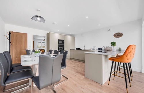 Walkden House | Stylish Four Bedroom Home