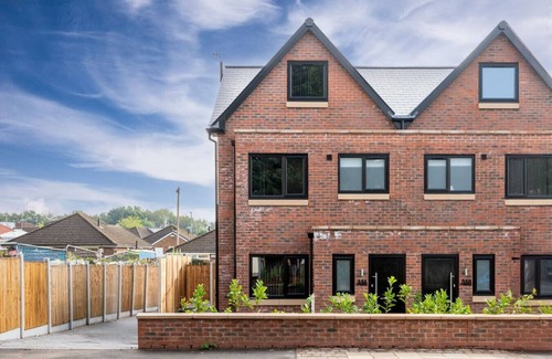Walkden House | Stylish Four Bedroom Home