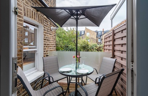Munster Apartment | Stylish Fulham Flat with Patio by UnderTheDoormat