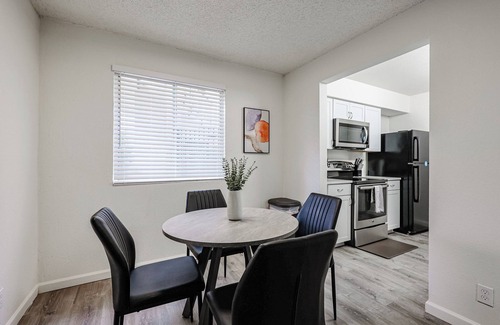 South Scottsdale Apartment | Stylish FULL 1BR Retreat w/Sofa Bed, Shopping & Bars