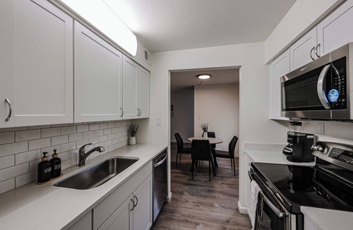South Scottsdale Apartment | Stylish FULL 1BR Retreat w/Sofa Bed, Shopping & Bars