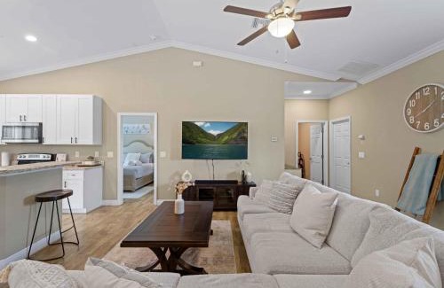 Port Charlotte House | Stylish Fun & Comfy - Mins to Beaches - Backyard