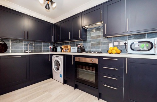 Southsea Apartment | Stylish Garden Flat near Beach