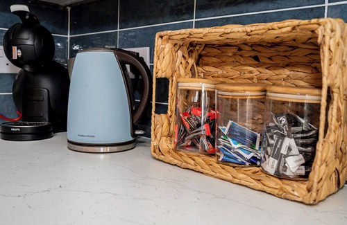 Southsea Apartment | Stylish Garden Flat near Beach