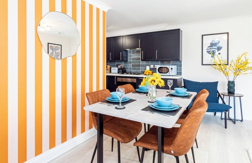 Southsea Apartment | Stylish Garden Flat near Beach