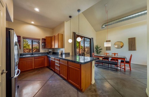 St. Francis Cabrini House | Stylish/Garage/4 BR 3 BA/Fenced Backyard