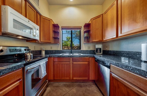 St. Francis Cabrini House | Stylish/Garage/4 BR 3 BA/Fenced Backyard