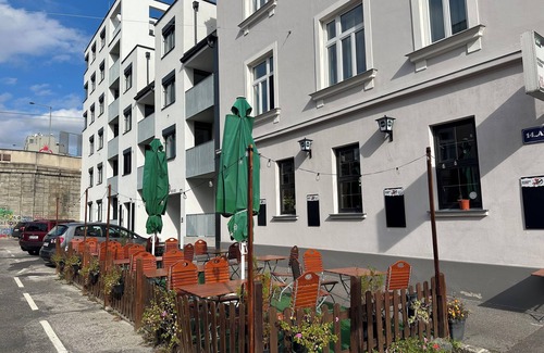 Rudolfsheim-Funfhaus Apartment | Stylish Garden Apartment in Vienna – Peaceful Retreat near Schönbrunn Palace