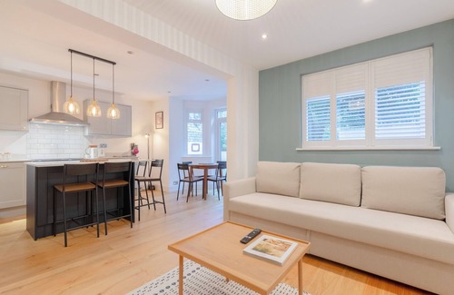 Hillside Apartment | Stylish Garden Home 2 BDR Wimbledon