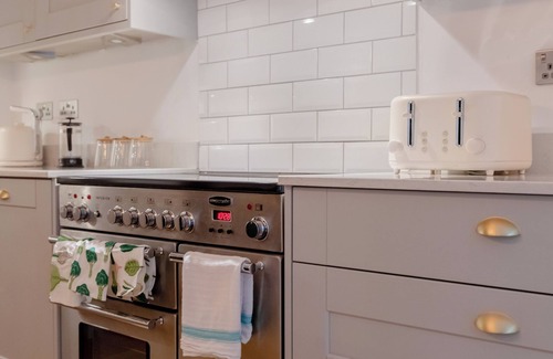 Hillside Apartment | Stylish Garden Home 2 BDR Wimbledon