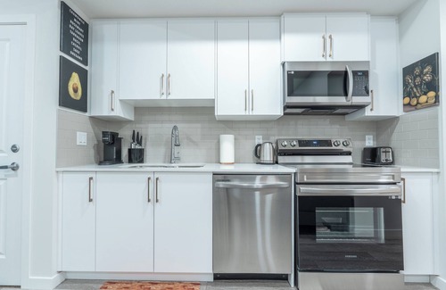 Southeast Calgary House | Stylish Getaway 5 minutes to YMCA and South Health Campus Hospitaln