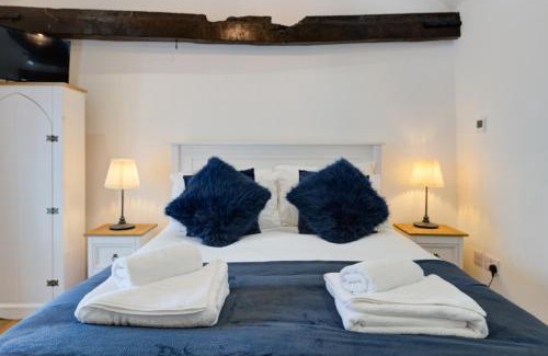 Ufford Apartment | Stylish Getaway - Free Parking, Short Drive to Stamford