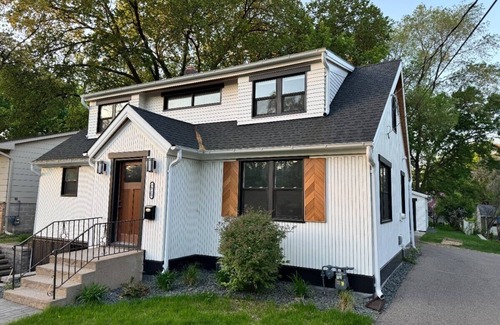 Golden Valley House | Stylish Golden Valley Getaway – Airy Treehouse Feel, Modern Comfort - 2 Bedroom