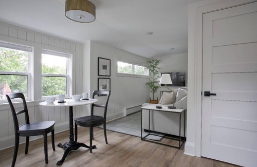 Golden Valley House | Stylish Golden Valley Getaway – Airy Treehouse Feel, Modern Comfort - 2 Bedroom