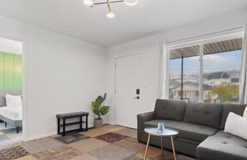Downtown Apartment | Stylish Green n Gold 2bed/1bath