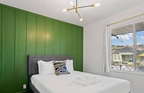 Downtown Apartment | Stylish Green n Gold 2bed/1bath