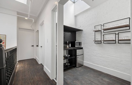 Hamilton Heights Hotel | Stylish Group Retreat –Sleeps 16 – Adults Only 18+