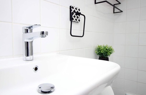 Castle Apartment | Stylish Group Stay - 4Beds Flat at Swansea Centre
