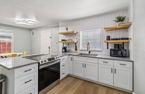 Oak Cliff Cottage | Stylish Guesthouse