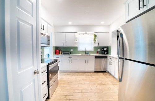 St. Petersburg - Clearwater House | Stylish Heated Pool House Near The Beach