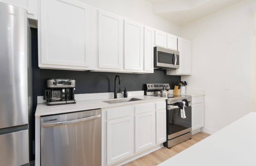 Springfield Apartment | Stylish Historic 2BR | Near Stadium & Downtown!