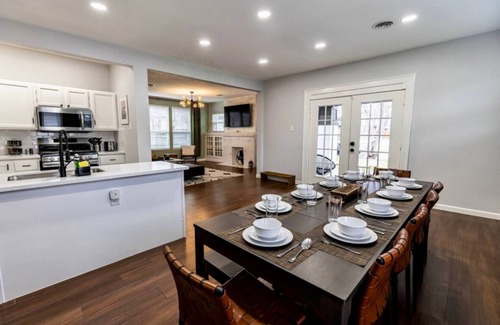 Oak Cliff House | STYLISH Historic Home Near Bishop Arts – 5 min