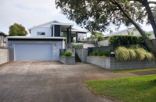 Fitzroy House | Stylish Holiday Home with Sunlit Patios