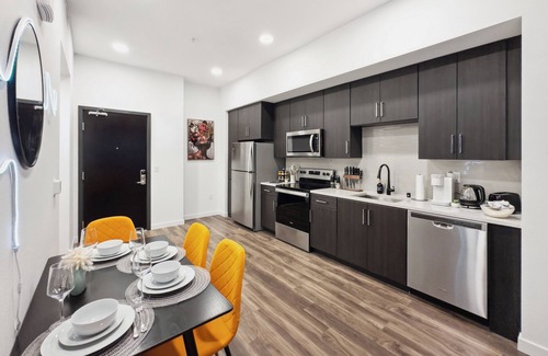 Los Angeles Apartment | Stylish Hollywood 1BD | Walk to Attractions & Nightlife |Pool, Gym, Free Parking
