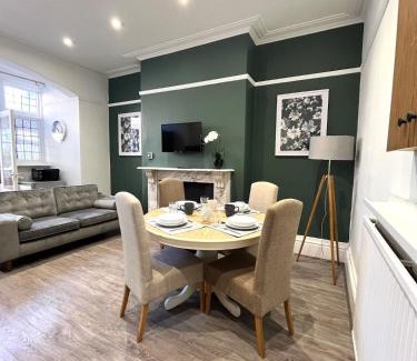 Derby Apartment | Stylish Home from Home in Derby - Great for Contractors, Groups & Families with FREE Parking