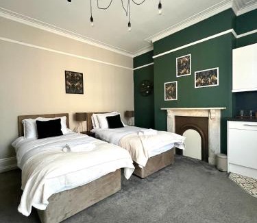 Derby Apartment | Stylish Home from Home in Derby - Great for Contractors, Groups & Families with FREE Parking