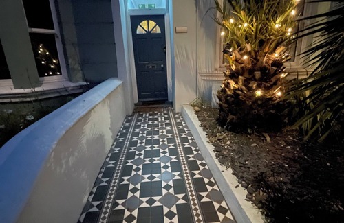 Brighton House | Stylish home with garden . Located near pubs, parks beach and town.