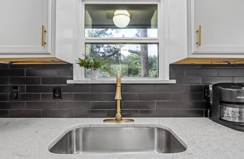 Central Arlington House | Stylish Home Hot Tub & Game Room near AT&T, Globe Life, UTA