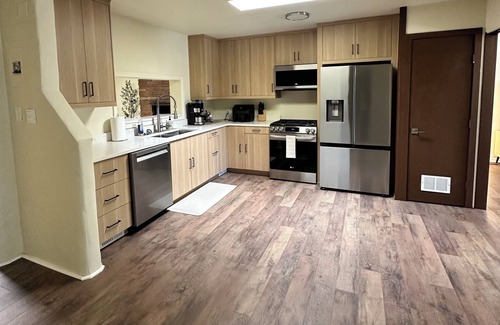 North Campus House | Stylish home, near UNM, Downtown, Old Town & Nob Hill