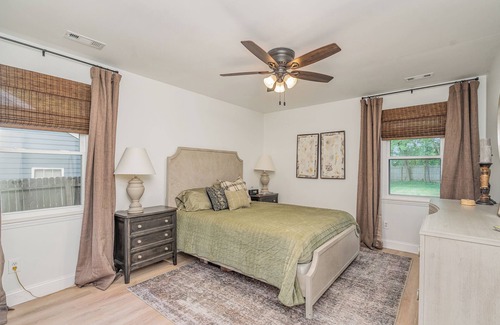 Charlotte House | Stylish Home,Open Plan,Vaulted Ceiling,Huge Yard! Close to Uptown and Carowinds