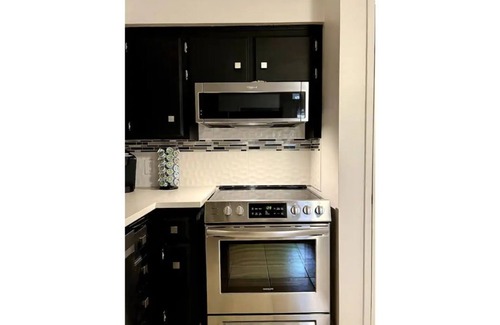 Fresno Apartment | Stylish Home w/Fast Wi-Fi & Fireplace
