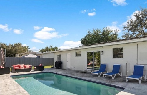 Driftwood House | 🌟 Stylish Home w/ Pool BBQ Large Backyard 🏖️